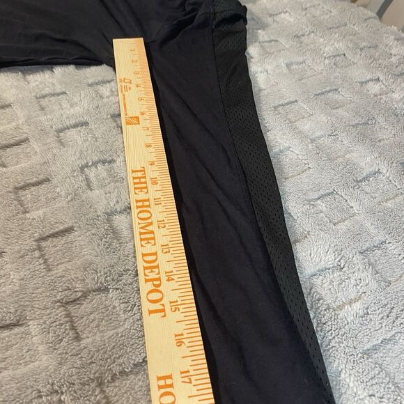 Under Armour Women's Cropped Mesh Long Sleeve Sz M Vented Black and Silver - Picture 9 of 12